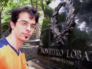 Eu no túmulo do Monteiro Lobato 1882-1948